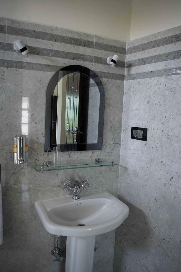 Da Blanche Hotel Шилонг Екстериор снимка